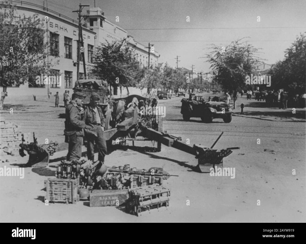 Soldati Wehrmacht che operano 10,5 cm leFH 18. Svobody Street, 1942 Foto Stock