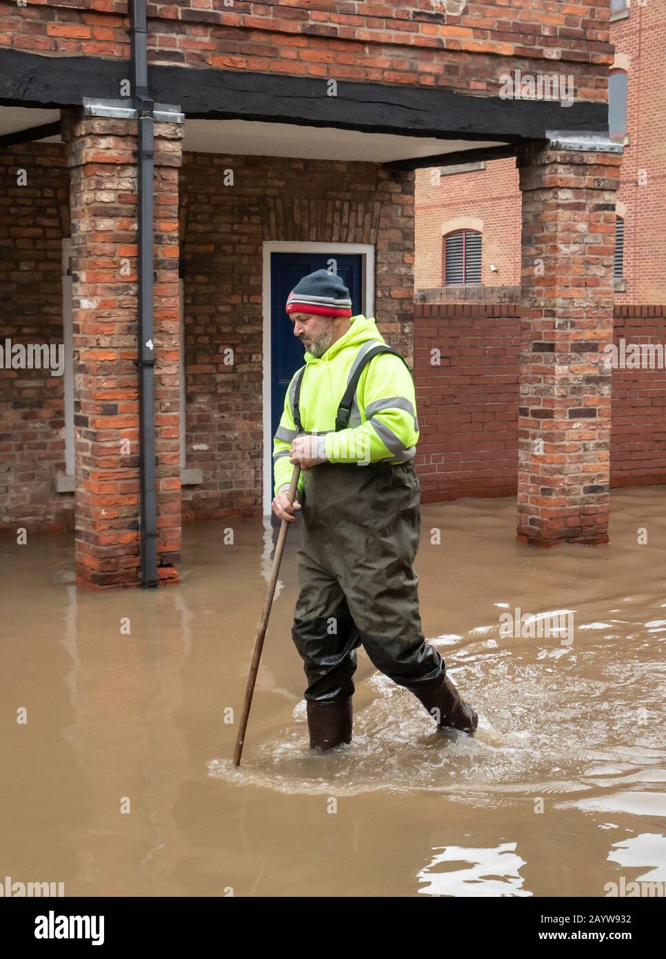 Un uomo cammina attraverso le acque alluvionali di York dopo la tempesta Dennis. Foto Stock