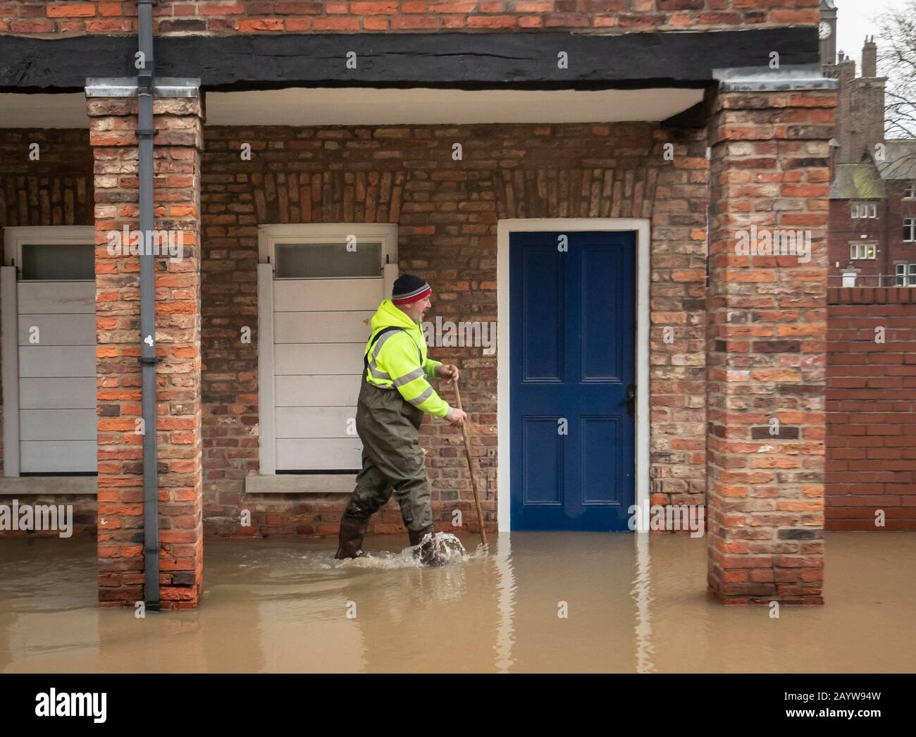 Un uomo cammina attraverso le acque alluvionali di York dopo la tempesta Dennis. Foto Stock