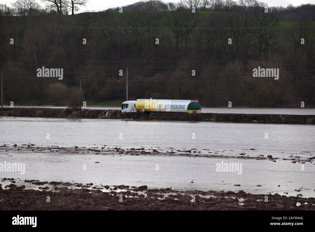 Una petroliera abbandonata bloccata in acqua piovana causata da Storm Dennis su una strada che costeggia il fiume Teme vicino a Tenbury Wells, Worcestershire. La gente del posto ha detto che la petroliera era rimasta bloccata vicino a Eastham da sabato. Foto Stock