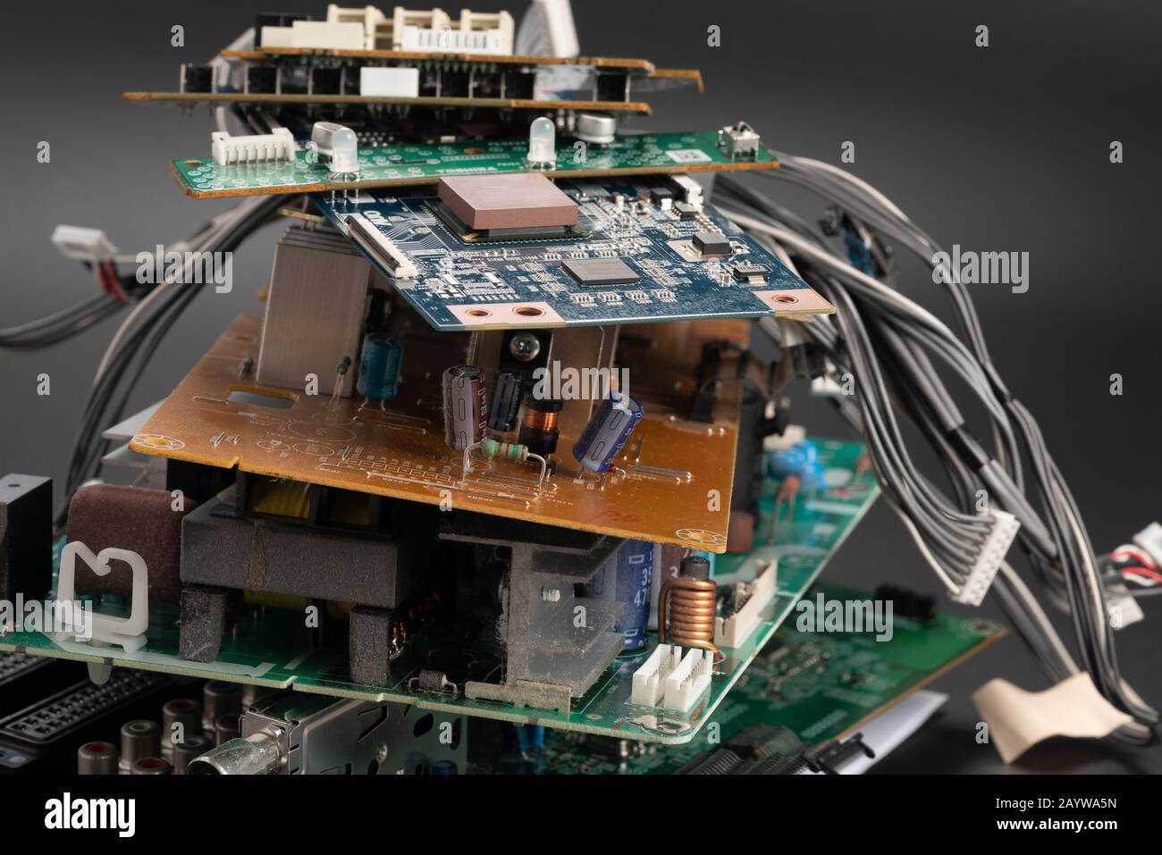 Circuito stampato elettronico garbage come sfondo da riciclare industria e vecchi dispositivi consumer Foto Stock