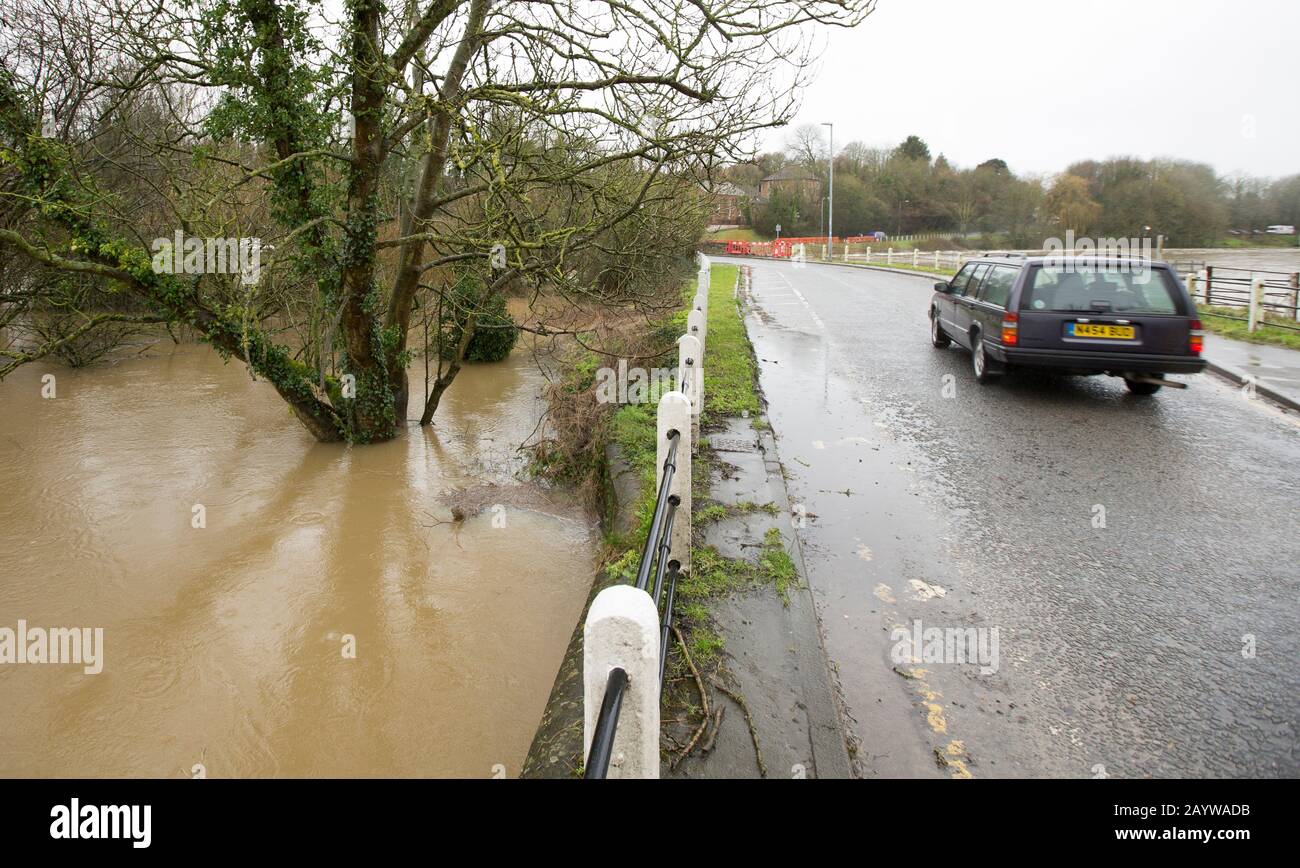 La strada che si avvicina al ponte cittadino di Sturminster Newton con acqua del fiume Dorset Stour causata dalla pioggia di Storm Dennis. La tempesta è arrivata Foto Stock