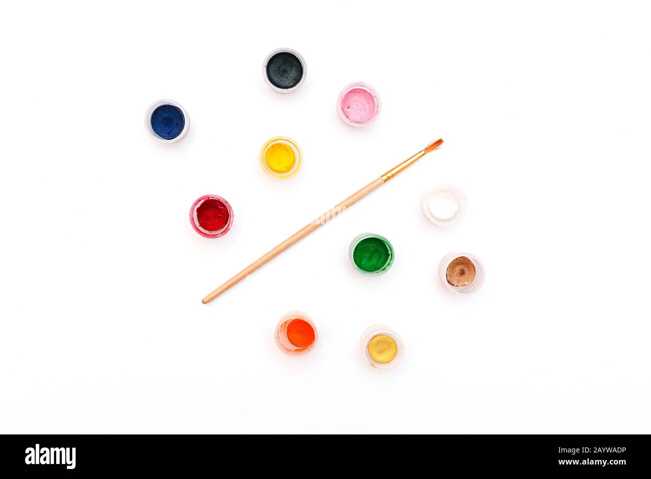 Vernici per pittura e pennello. Piccoli vasi di colori diversi su sfondo bianco. Foto Stock
