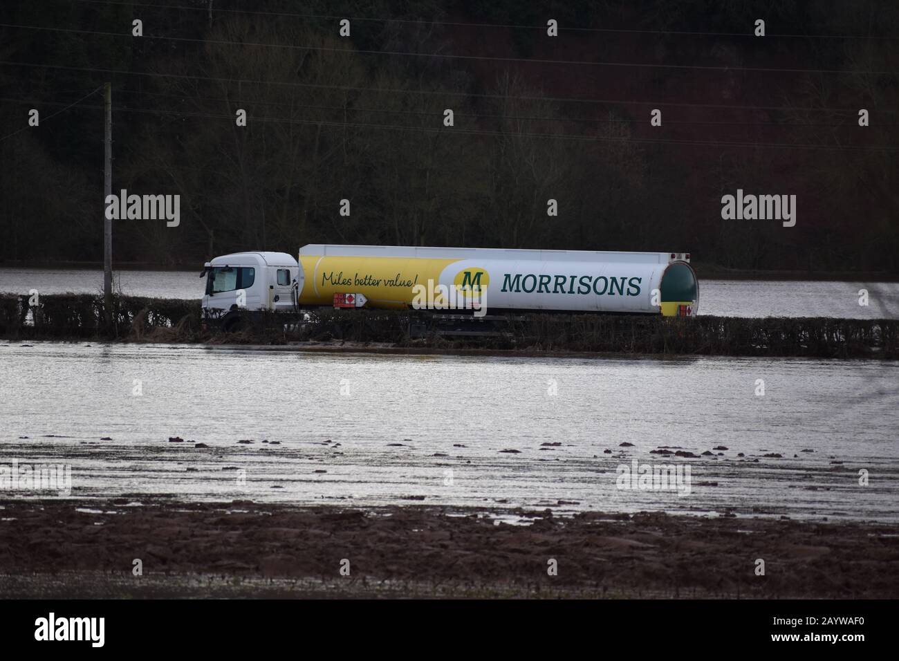Una petroliera abbandonata bloccata in acqua piovana causata da Storm Dennis su una strada che costeggia il fiume Teme vicino a Tenbury Wells, Worcestershire. La gente del posto ha detto che la petroliera era rimasta bloccata vicino a Eastham da sabato. Foto Stock