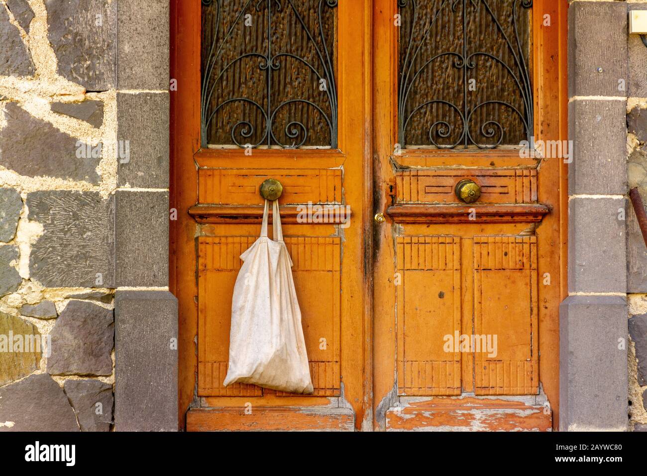 Sacchetto di plastica appeso su una porta di legno in Auvergne, Francia Foto Stock