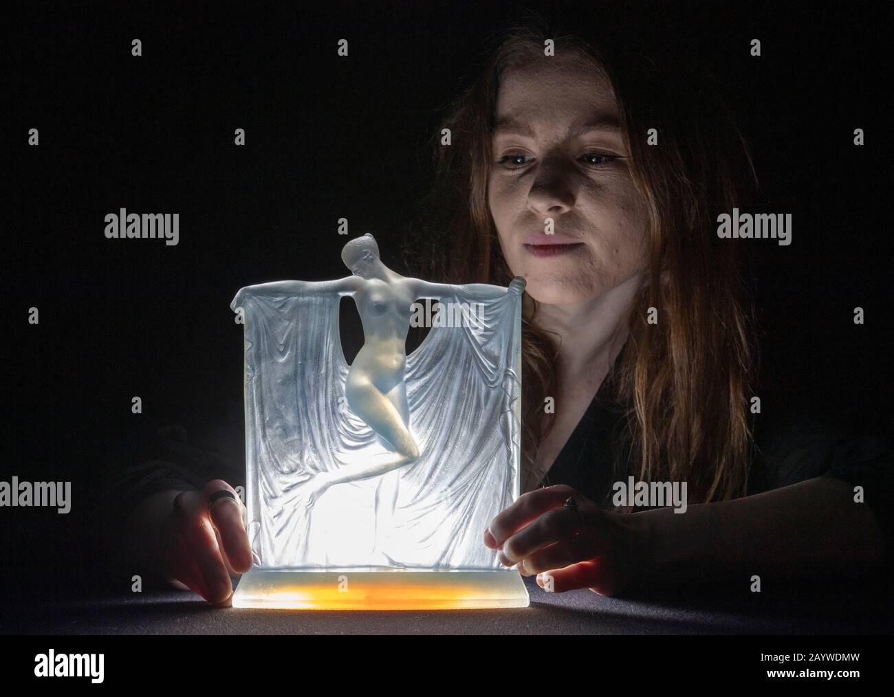 Bonhams, Knightsbridge, Londra, Regno Unito. 17th febbraio 2020. Oltre 150 lotti di vetro Lalique spettacolare in esposizione prima della vendita il 19th febbraio 2020. Immagine: Una Statuetta di "Suzanne" prima della Guerra, il disegno introdotto nel 1925, stima £1.500-2.000. Credito: Malcolm Park/Alamy Live News. Foto Stock