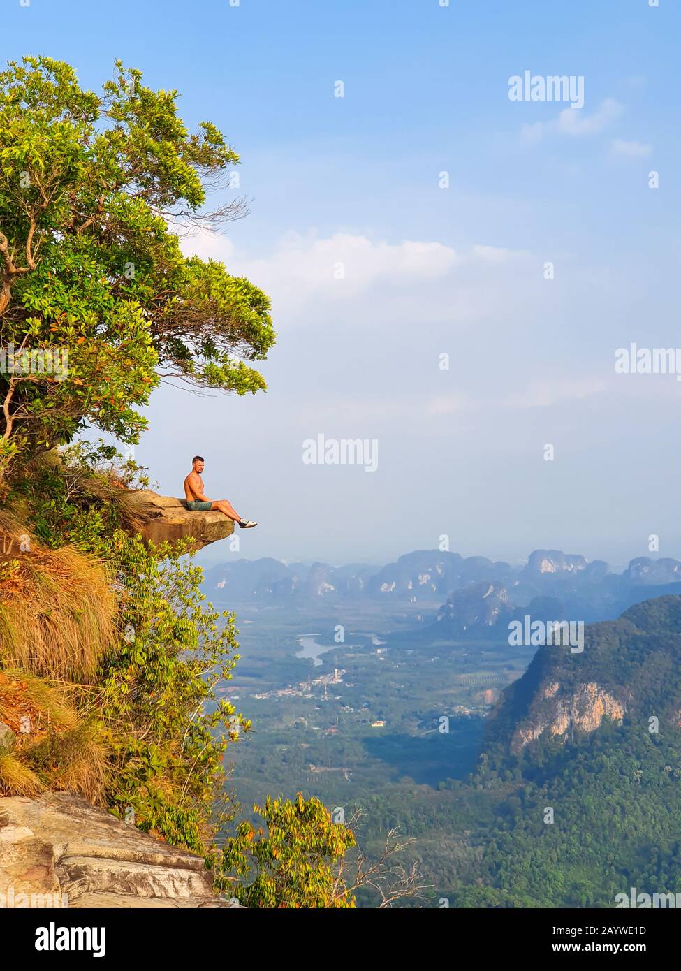 Khao Ngon Nak Nature Trail Krabi Thailandia o Dragon Crest, l'uomo è salito a un punto panoramico sulla cima di una montagna a Krabi, Thailandia Foto Stock