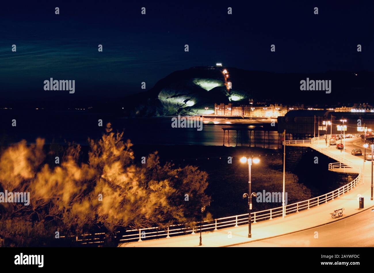 Aberystwyth fronte mare di notte, Galles Foto Stock