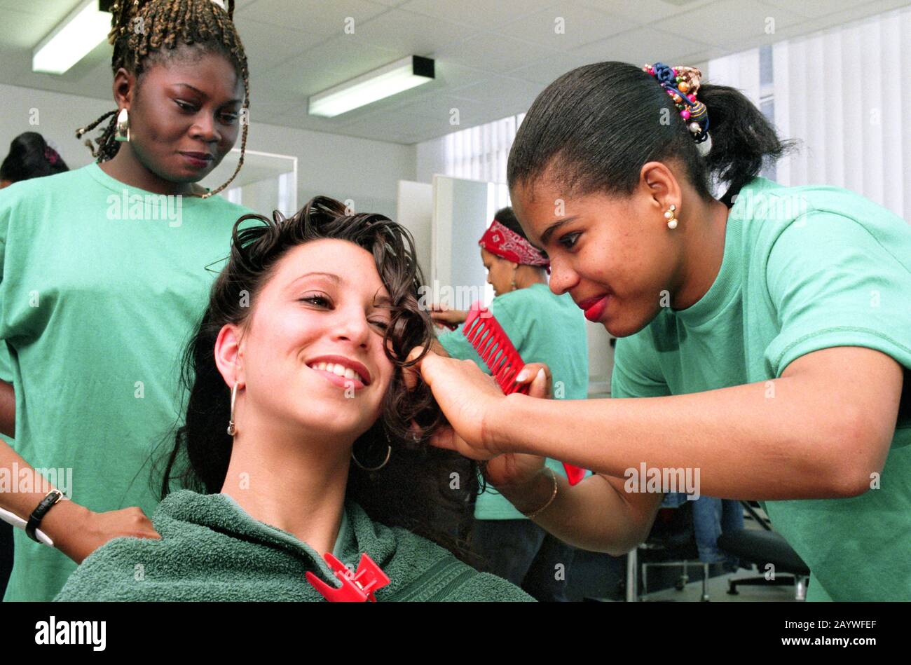 tirocinanti parrucchieri pratica styling capelli tra di loro Foto Stock