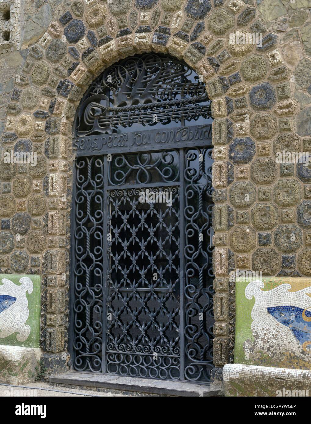 Spagna, Catalogna, Barcellona. Torre Bellesguard. Casa padronale modernista progettata da Antonio Gaudi, 1900-1909. Porta d'ingresso. Foto Stock