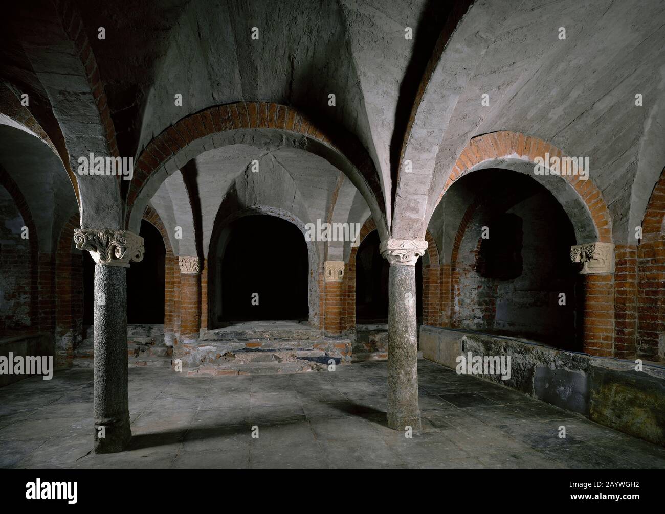 Italia, Piemonte, provincia di Torino. Ivrea. Cattedrale Di Santa Maria Assunta. Ricostruita nel 10th secolo e modificata nel 18th secolo. Cripta. Stile romanico. Foto Stock
