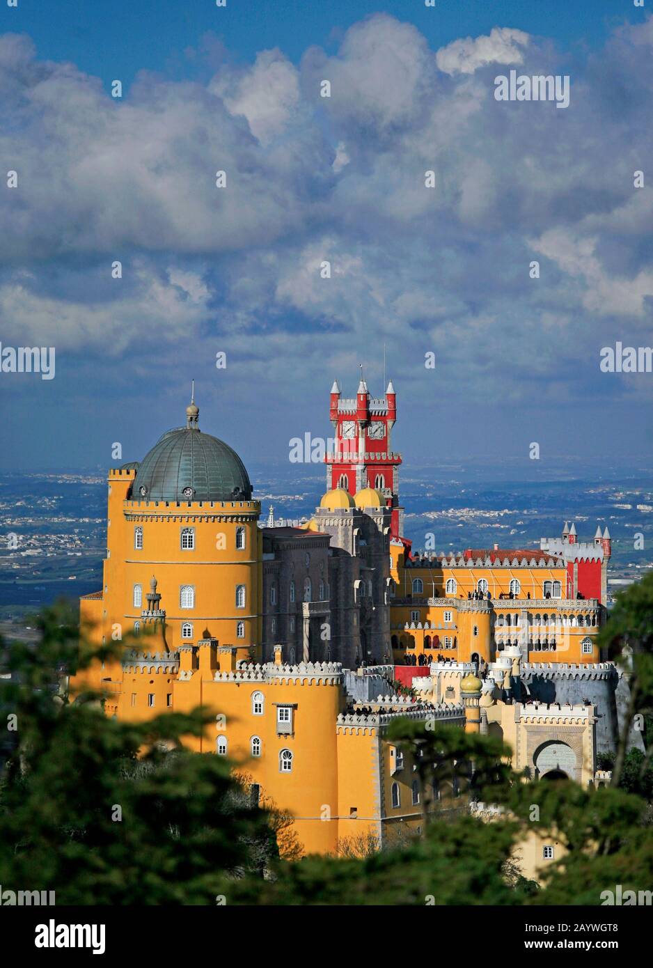 Sito patrimonio dell'umanità dell'UNESCO, il castello di pena si trova sulla cima di una collina sulle montagne di Sintra, sopra il suo giardino e la città di Sintra. Foto Stock