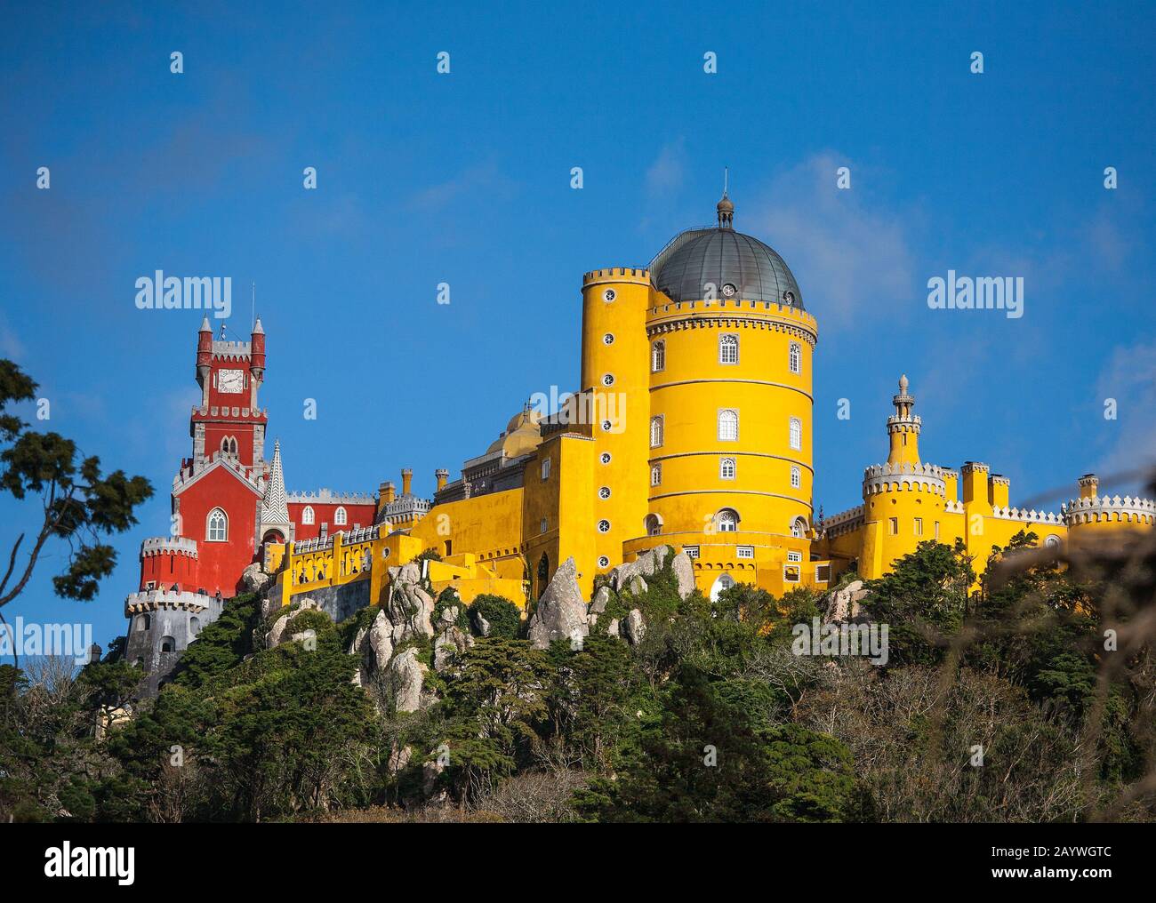 Sito patrimonio dell'umanità dell'UNESCO, il castello di pena si trova sulla cima di una collina sulle montagne di Sintra, sopra il suo giardino e la città di Sintra. Foto Stock