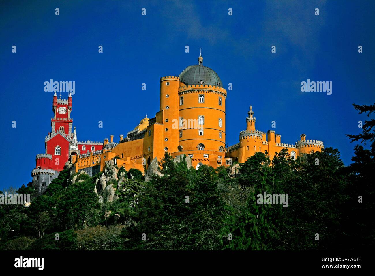 Sito patrimonio dell'umanità dell'UNESCO, il castello di pena si trova sulla cima di una collina sulle montagne di Sintra, sopra il suo giardino e la città di Sintra. Foto Stock