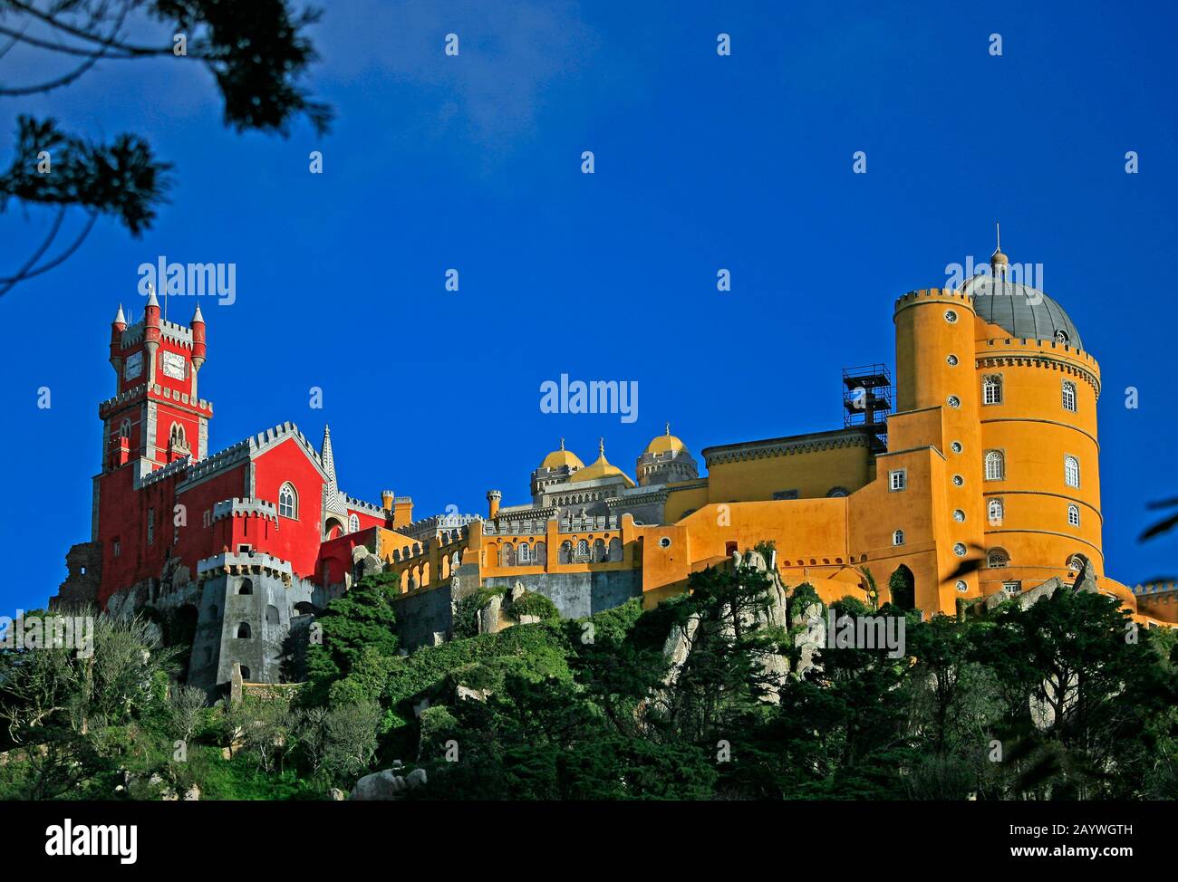 Sito patrimonio dell'umanità dell'UNESCO, il castello di pena si trova sulla cima di una collina sulle montagne di Sintra, sopra il suo giardino e la città di Sintra. Foto Stock