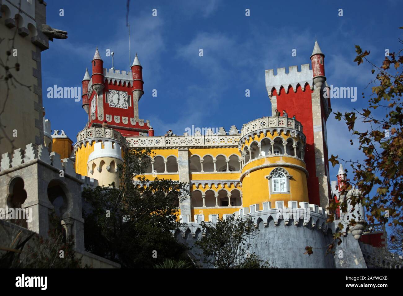 Sito patrimonio dell'umanità dell'UNESCO, il castello di pena si trova sulla cima di una collina sulle montagne di Sintra, sopra il suo giardino e la città di Sintra. Foto Stock