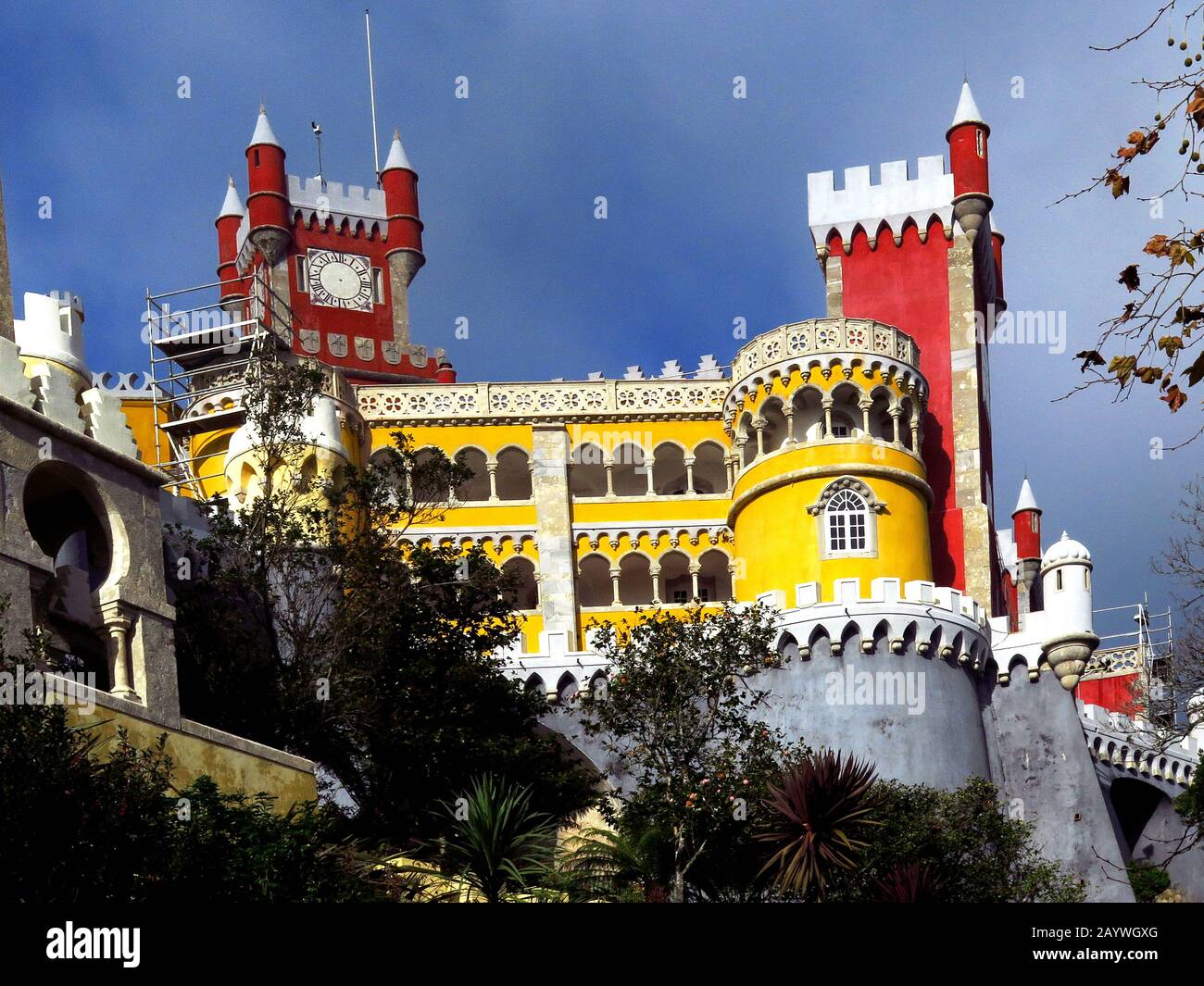Sito patrimonio dell'umanità dell'UNESCO, il castello di pena si trova sulla cima di una collina sulle montagne di Sintra, sopra il suo giardino e la città di Sintra. Foto Stock