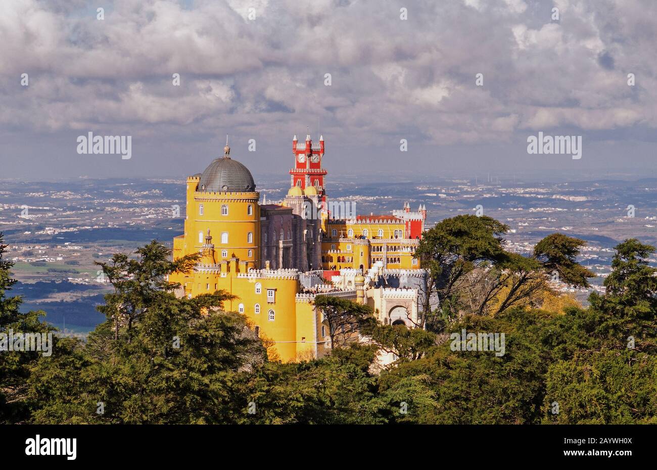 Sito patrimonio dell'umanità dell'UNESCO, il castello di pena si trova sulla cima di una collina sulle montagne di Sintra, sopra il suo giardino e la città di Sintra. Foto Stock