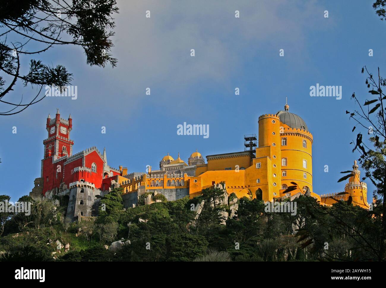 Sito patrimonio dell'umanità dell'UNESCO, il castello di pena si trova sulla cima di una collina sulle montagne di Sintra, sopra il suo giardino e la città di Sintra. Foto Stock