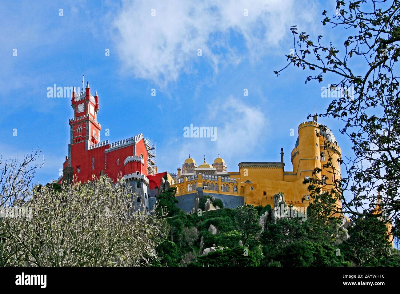 Sito patrimonio dell'umanità dell'UNESCO, il castello di pena si trova sulla cima di una collina sulle montagne di Sintra, sopra il suo giardino e la città di Sintra. Foto Stock