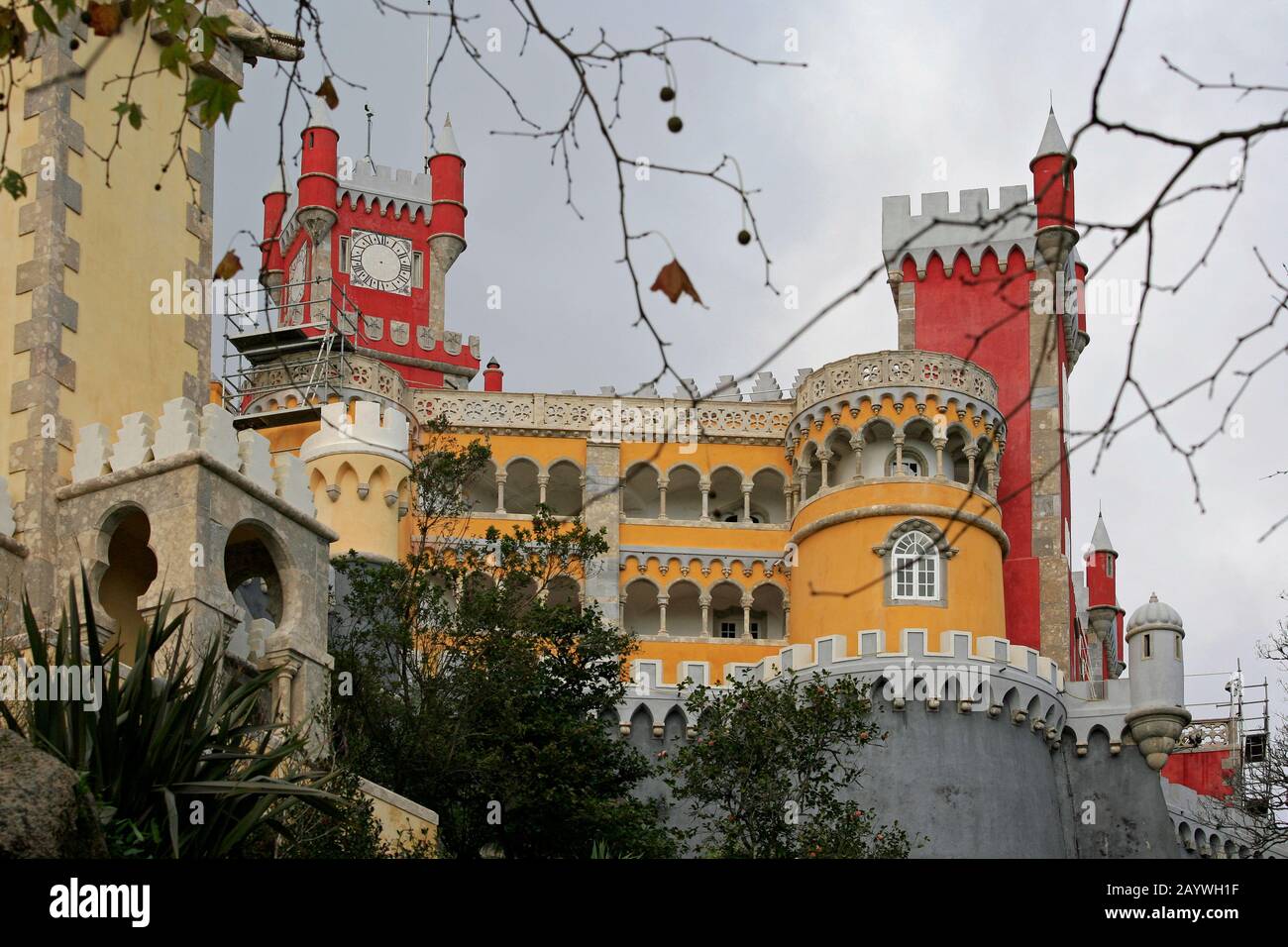 Sito patrimonio dell'umanità dell'UNESCO, il castello di pena si trova sulla cima di una collina sulle montagne di Sintra, sopra il suo giardino e la città di Sintra. Foto Stock
