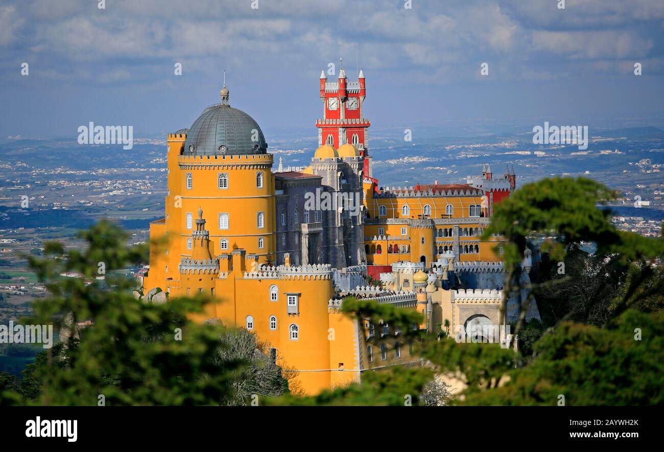 Sito patrimonio dell'umanità dell'UNESCO, il castello di pena si trova sulla cima di una collina sulle montagne di Sintra, sopra il suo giardino e la città di Sintra. Foto Stock