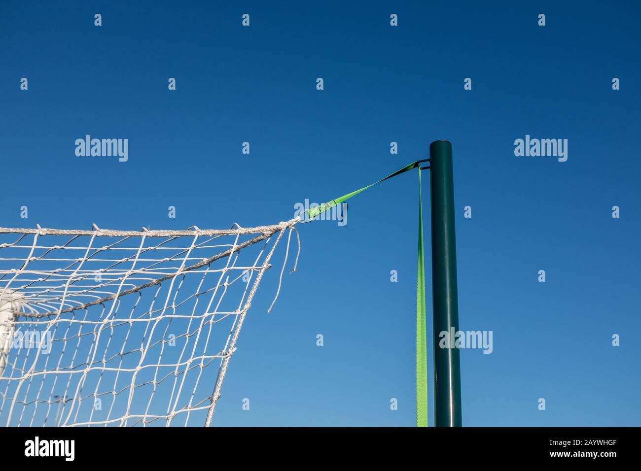Primo piano di calcio / rete di calcio Goalpost attaccato alla pole di supporto Foto Stock