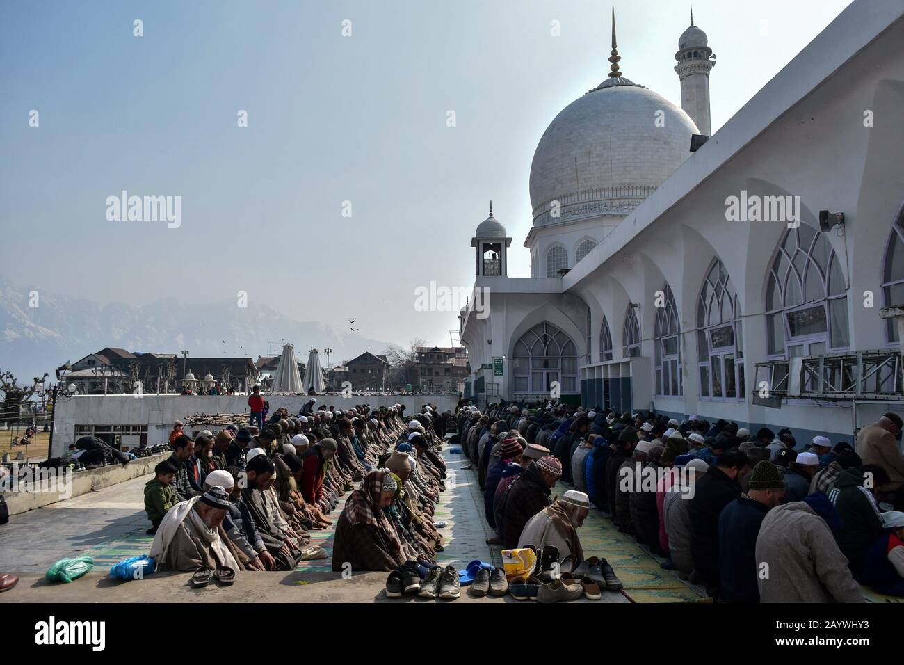 Srinagar, India. 17th Feb, 2020. I musulmani del Kashmir offrono le preghiere del mezzogiorno durante l'anniversario di morte di Abu Baqr in Srinagar. Gli Urs annuali di Hazrat Abu Baqr As-Siddique, compagno del profeta Maometto (PBUH), è stato osservato con fervore religioso, con i devoti che si affollano il Santuario di Hazratbal durante il giorno. Credit: Sopa Images Limited/Alamy Live News Foto Stock