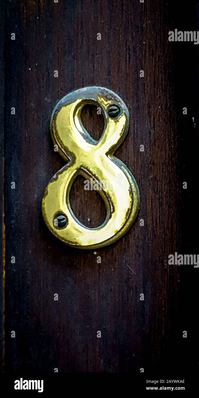 Numero otto su una porta di legno, Francia Foto Stock
