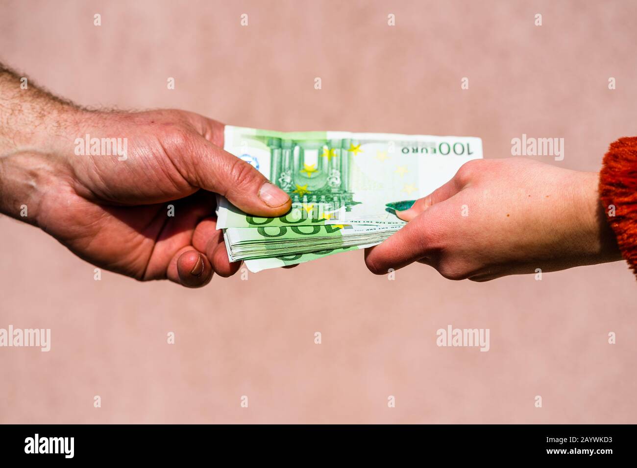Mano che dà soldi come tangenti o punte o stipendio isolato, mano lavorato duro che prende le banconote in euro. Trasferimento di valuta e ricompensa per il duro lavoro. Foto Stock