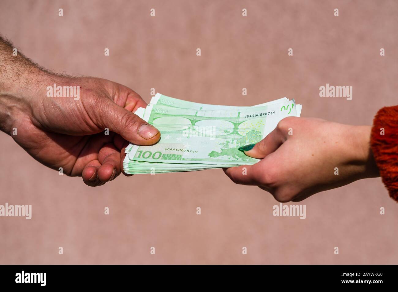 Mano che dà soldi come tangenti o punte o stipendio isolato, mano lavorato duro che prende le banconote in euro. Trasferimento di valuta e ricompensa per il duro lavoro. Foto Stock
