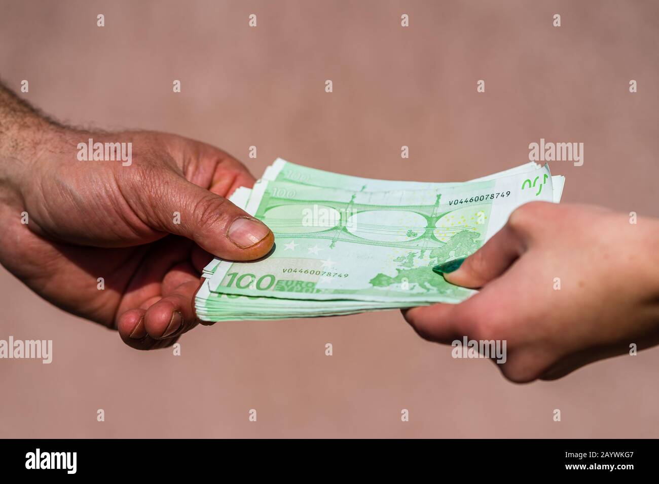 Mano che dà soldi come tangenti o punte o stipendio isolato, mano lavorato duro che prende le banconote in euro. Trasferimento di valuta e ricompensa per il duro lavoro. Foto Stock