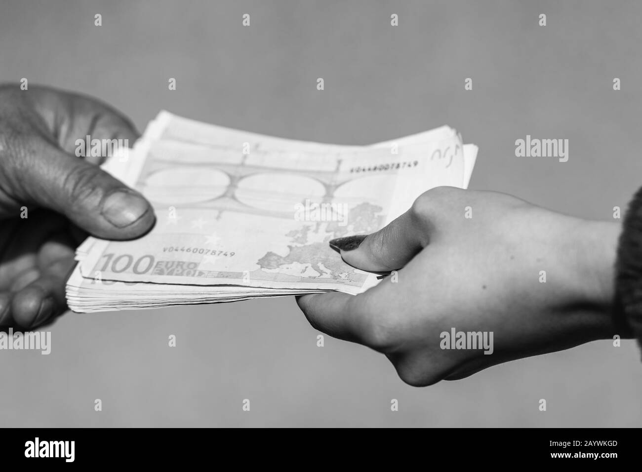 Mano che dà soldi come tangenti o punte o stipendio isolato, mano lavorato duro che prende le banconote in euro. Trasferimento di valuta e ricompensa per il duro lavoro. Foto Stock