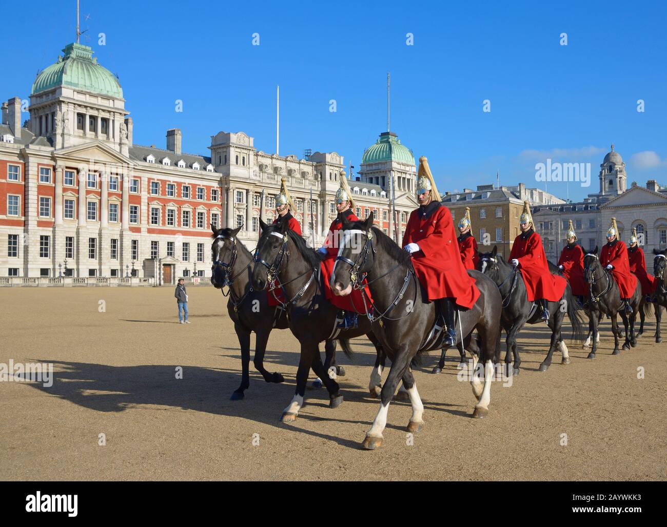 Londra, Inghilterra, Regno Unito. 11am Cambio giornaliero della Guardia in Horse Guards Parade. Protezioni Vita (Cavalario Domestico) Foto Stock