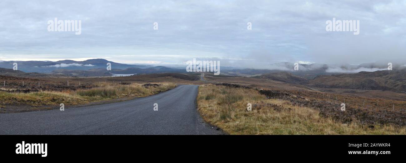Panorama della General Wade's Military Road B862 verso Whitebridge con Loch Ness sulla sinistra in Scozia Foto Stock
