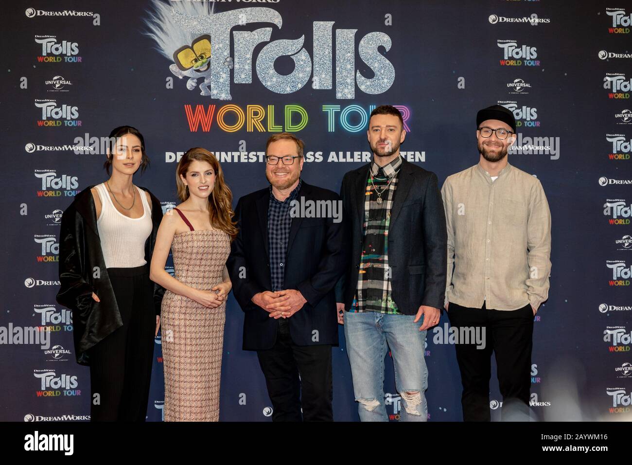 Berlino, Germania. 17th Feb, 2020. 17.02.2020, foto di gruppo con Lena Meyer-Landrut (lr), Anna Kendrick, Walt Dohrn, Justin Timberlake e Mark Forster alla fotocellula per il film Trolls World Tour presso il Waldorf Astoria Hotel di Berlino. Il nuovo film animato di DreamWorks Animation, distribuito da Universal Pictures International Germany, sarà lanciato a livello nazionale il 23 aprile 2020 nei cinema tedeschi. | utilizzo nel mondo credito: DPA Picture Alliance/Alamy Live News Foto Stock