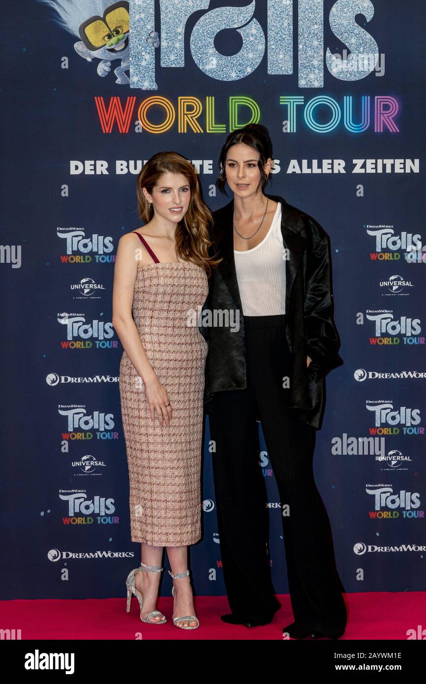 Berlino, Germania. 17th Feb, 2020. 17.02.2020, Anna Kendrick e Lena Meyer-Landrut alla fotocellula per il film Trolls World Tour al Waldorf Astoria Hotel di Berlino. Il nuovo film animato di DreamWorks Animation, distribuito da Universal Pictures International Germany, sarà lanciato a livello nazionale il 23 aprile 2020 nei cinema tedeschi. | utilizzo nel mondo credito: DPA Picture Alliance/Alamy Live News Foto Stock