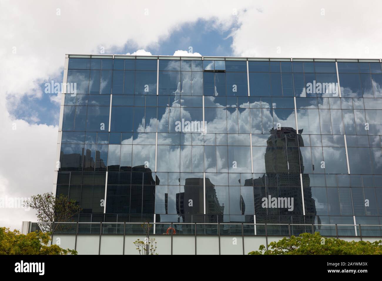 Edificio per uffici a Singapore con riflessione Foto Stock