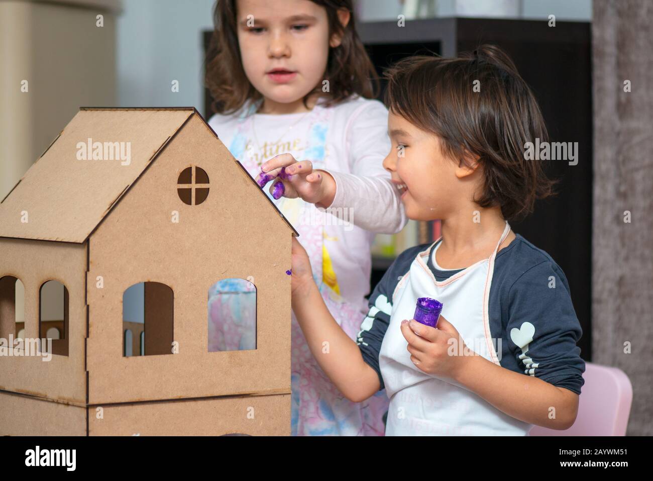 Due ragazze piccole che giocano con la vernice quando la craving Foto Stock