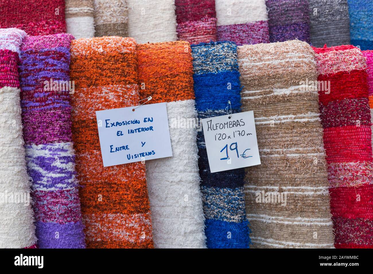 Tappeti tradizionali in vendita appeso fuori negozio a Pampaneira, Andalusia, Spagna nel mese di febbraio - artigianato locale Foto Stock