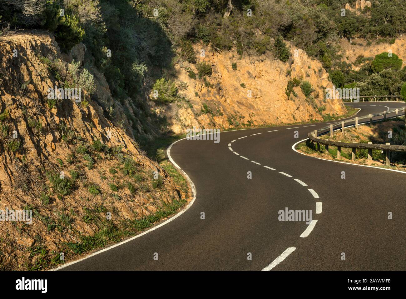 CURVE STRADALI STRADA COSTIERA COSTA BRAVA GIRONA CATALOGNA SPAGNA Foto Stock