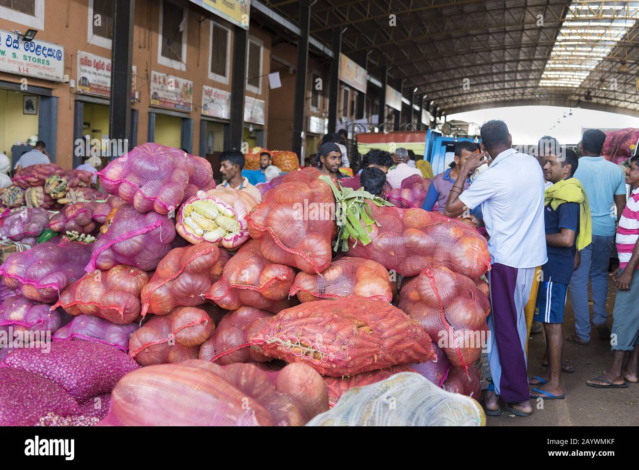 Dambulla, Sri Lanka: 18/03/2019: All'interno del più grande mercato della vendita di frutta e verdura nello Sri Lanka. Foto Stock