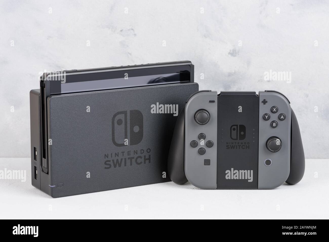 Cracovia, Polonia - Januray 14, 2020: Nintendo Switch console di gioco ancora vita. Editoriale illustrativo. Foto Stock