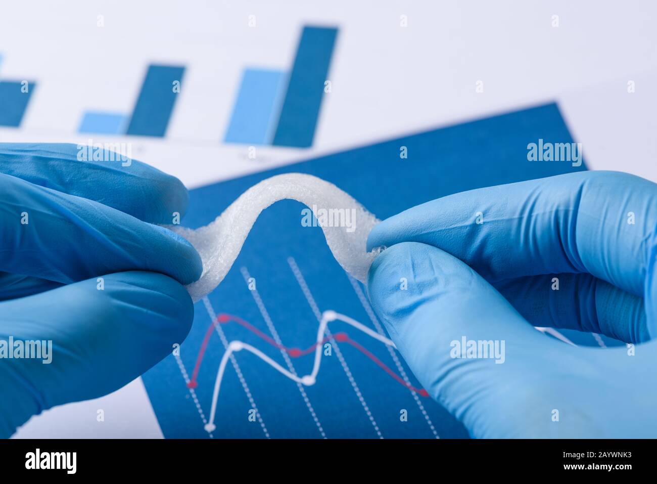 Lo scienziato mostra lo strato di nuova schiuma flessibile come materiale in laboratorio Foto Stock