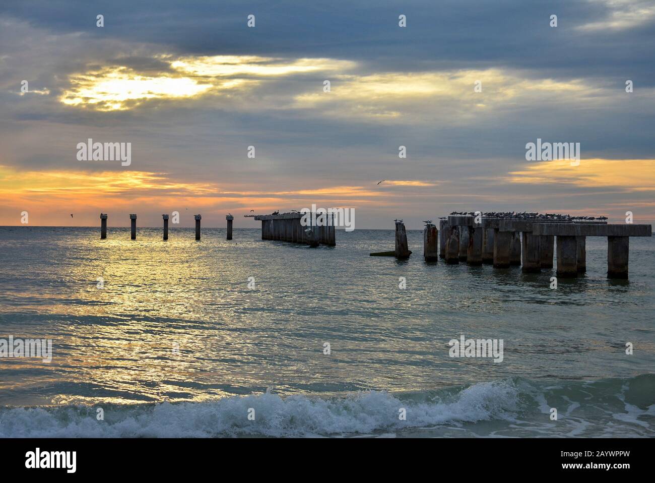 Molo Di Boca Grande Beach Al Tramonto, Fotografia Del Paesaggio Della Spiaggia, Isola Di Gasparilla Della Florida Sud Occidentale, Sfondo Costiero, Molo Di Cemento Dilatato Foto Stock