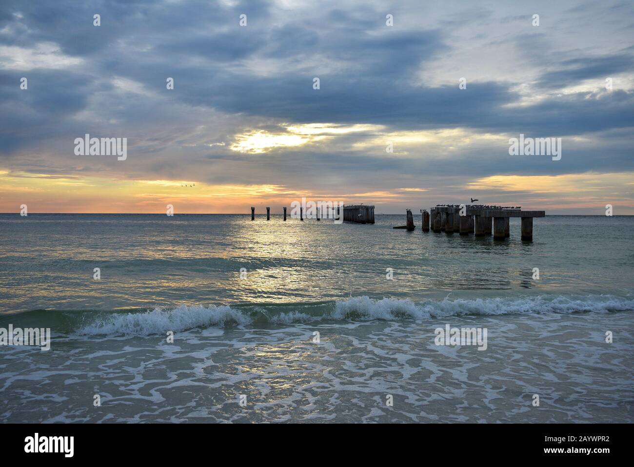 Molo Di Boca Grande Beach Al Tramonto, Fotografia Del Paesaggio Della Spiaggia, Isola Di Gasparilla Della Florida Sud Occidentale, Sfondo Costiero, Molo Di Cemento Dilatato Foto Stock
