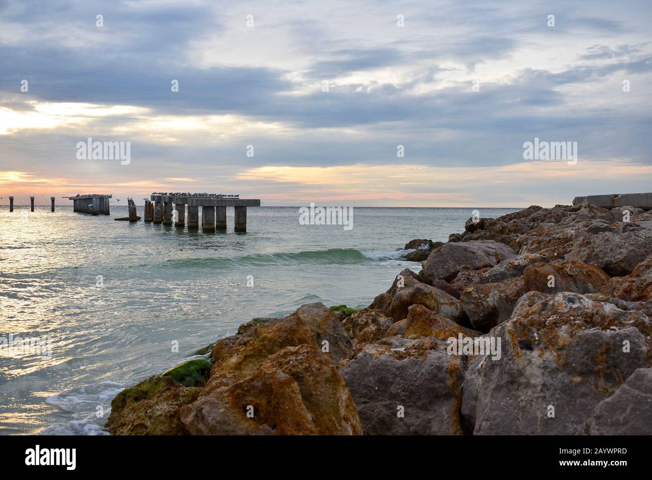 Molo Di Boca Grande Beach Al Tramonto, Fotografia Del Paesaggio Della Spiaggia, Isola Di Gasparilla Della Florida Sud Occidentale, Sfondo Costiero, Molo Di Cemento Dilatato Foto Stock