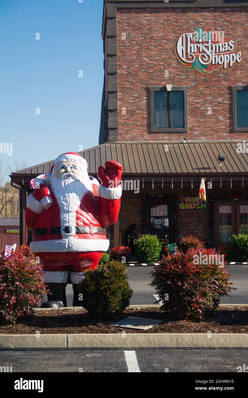 Il Christmas Shoppe e altri negozi specializzati si trovano sulla strada principale di Pigeon Forge, Tennessee. Foto Stock