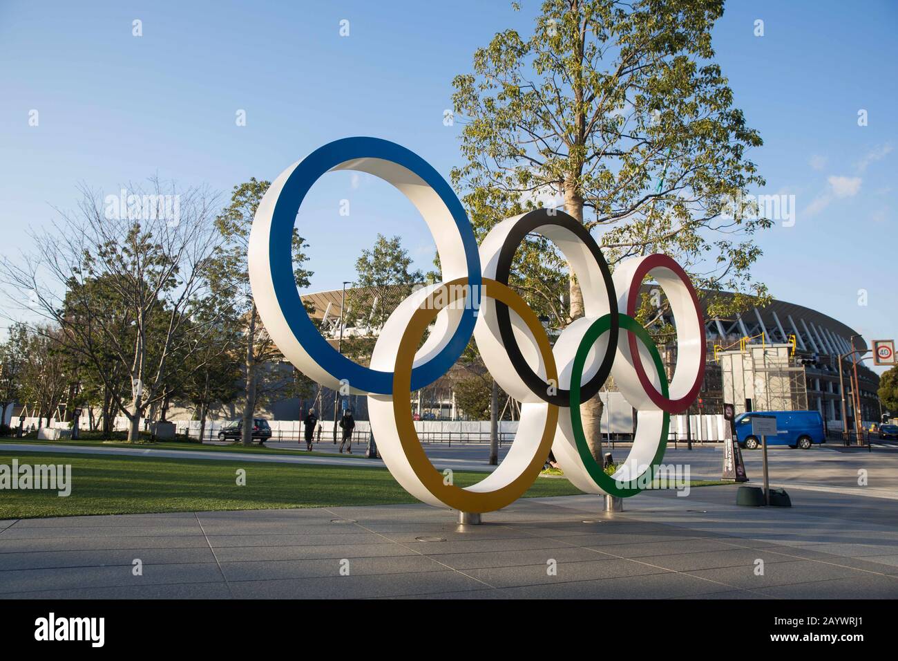 Tokyo, Giappone. 17th Feb, 2020. Vista Degli Anelli olimpici vicino al nuovo Stadio Nazionale di Kasumigaoka, Shinjuku, Tokyo, Giappone. Lo stadio sarà lo stadio principale per le cerimonie di apertura e chiusura e per gli eventi in pista e sul campo ai Giochi Olimpici estivi di Tokyo 2020 e ai Giochi Paralimpici. Credit: Stanislav Kogiku/Sopa Images/Zuma Wire/Alamy Live News Foto Stock