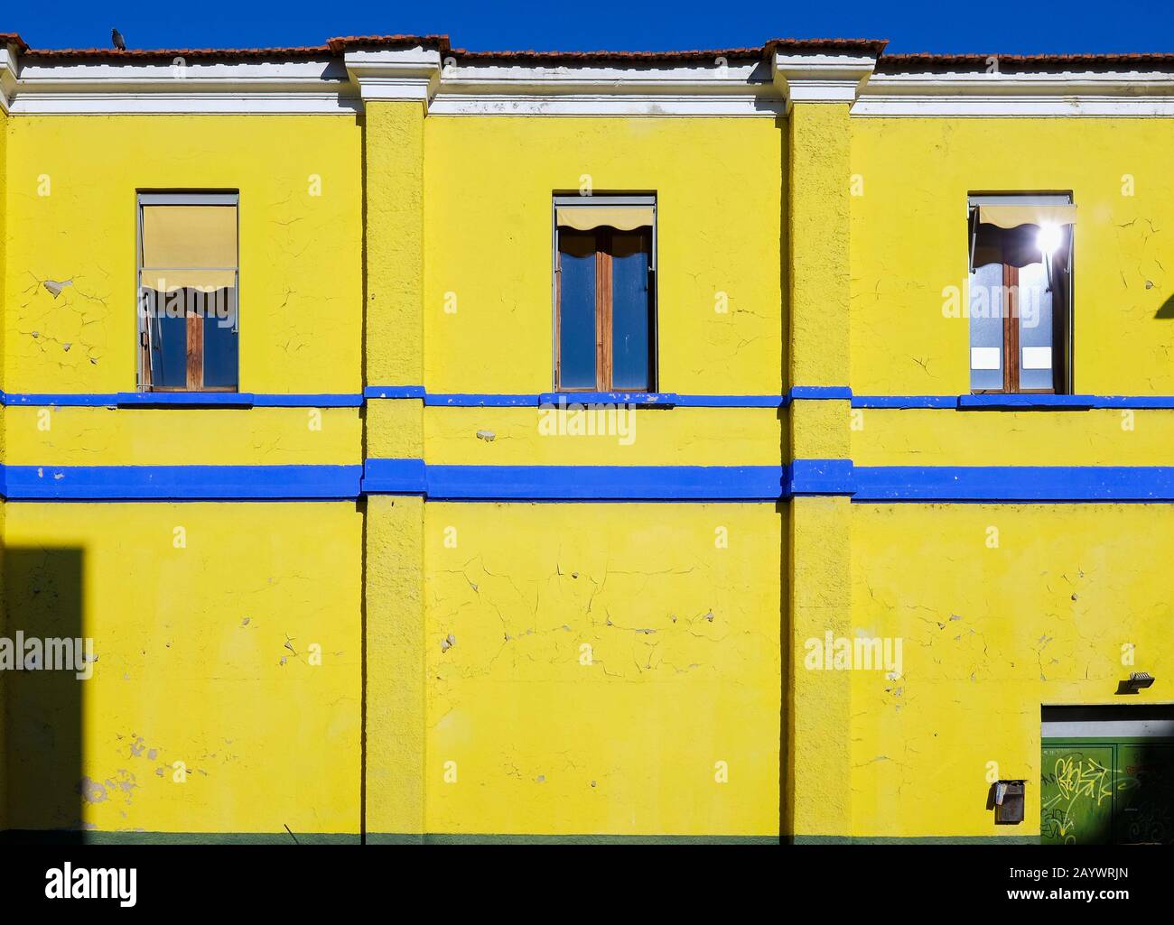 Vecchia fabbrica con finestre nei sobborghi di Milano, Italia. Questo edificio è stato fotografato anche da ph. G. Basilico nel 1978 per il suo libro 'Ritratti di fabbriche' Foto Stock